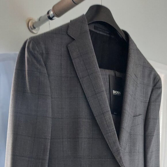 Brand New Hugo Boss Men’s Suit – 38R – Mid Grey – $800 CAD (Retail $1,195) - Picture 1 of 2